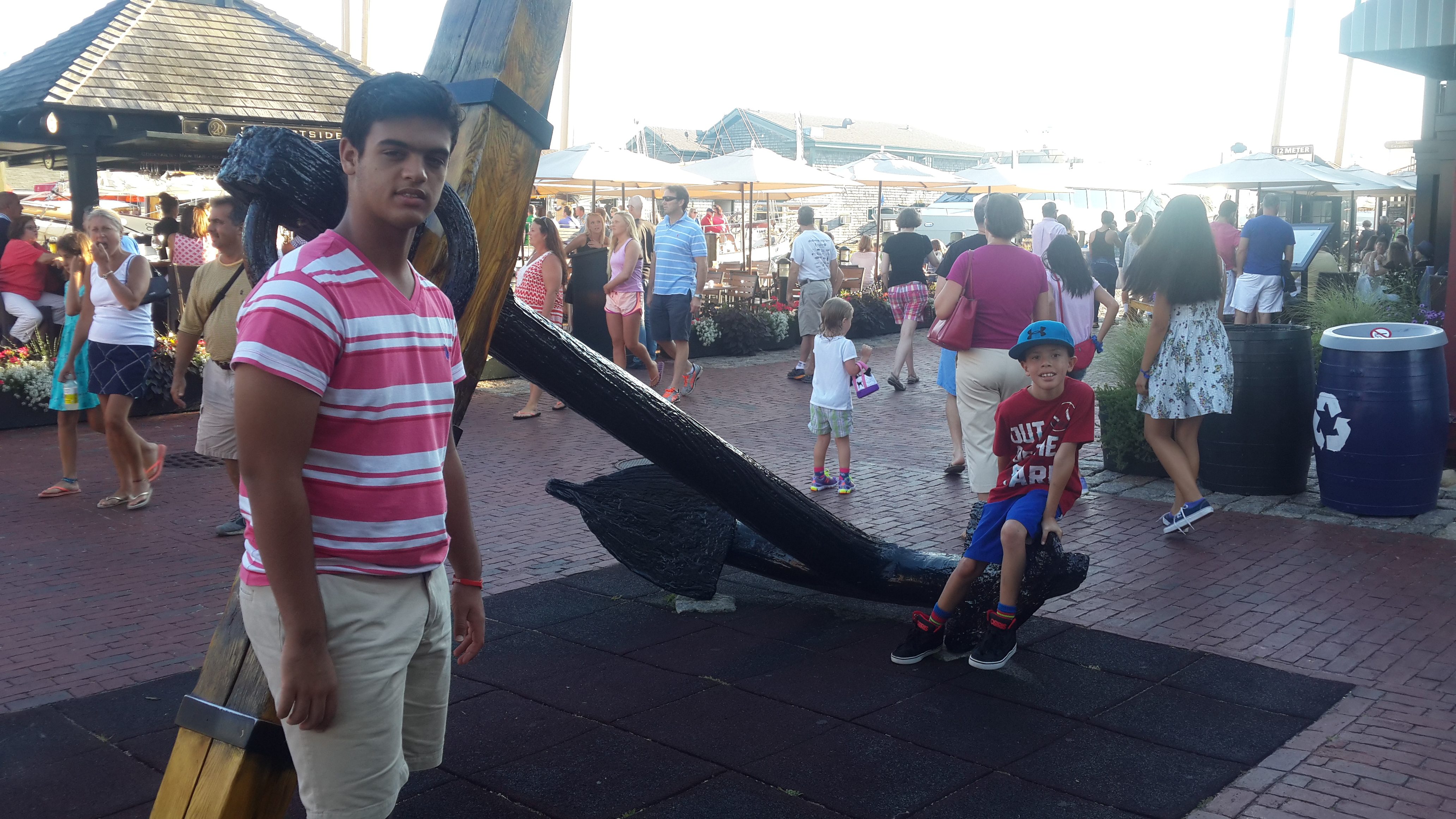 Mi hijo y sobrino en una de las placitas con tiendas y restaurantes cerca de uno de los muelles de Newport