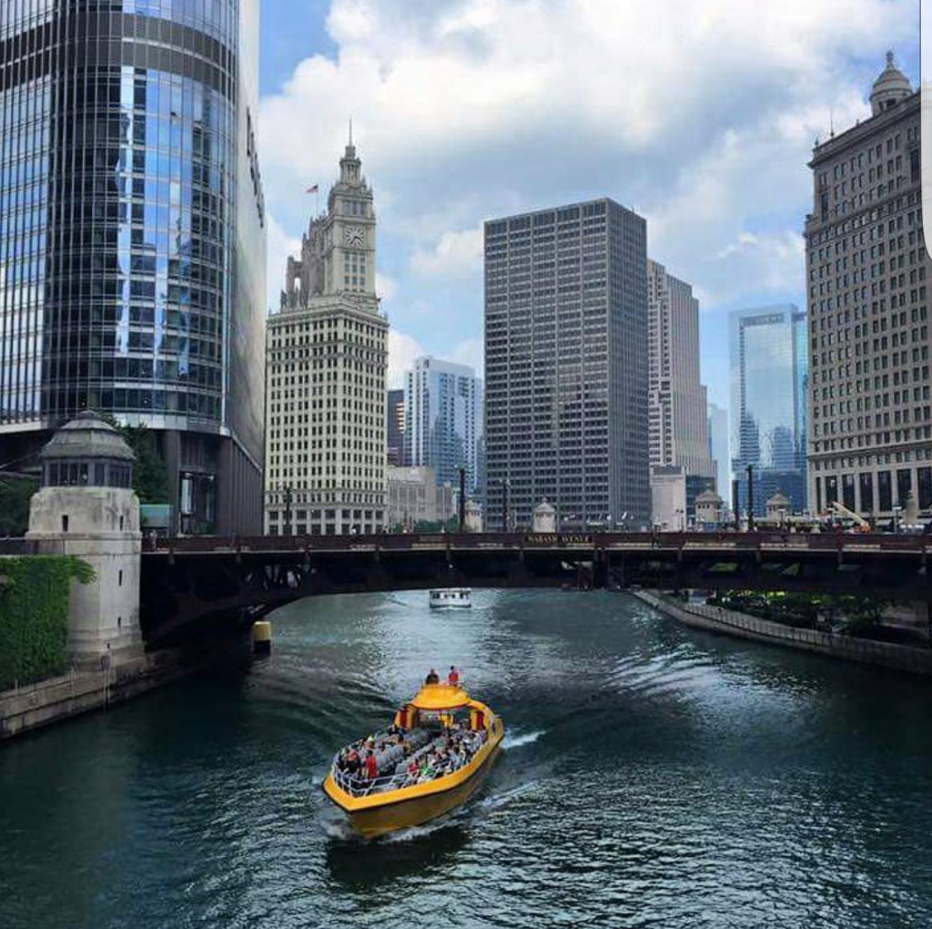 Cortesía de Pedrito Alegría. Bote por el Río Chicago en las cercanías del Downtown